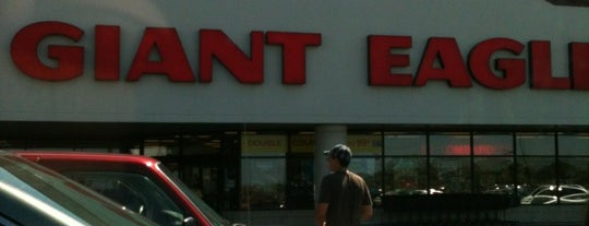 Giant Eagle Supermarket is one of Tempat yang Disukai Stephen.