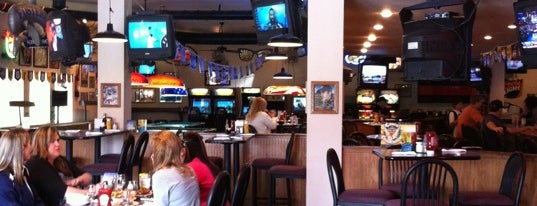O'Malleys Sports Bar & Grill is one of Tempat yang Disukai Janice.