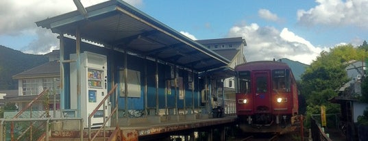 Umeyama Station is one of 長良川鉄道越美南線.
