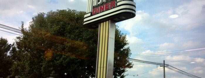 Mayfair Diner is one of Lieux qui ont plu à Tyler.