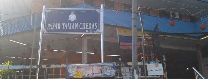 Pasar Taman Cheras is one of Locais curtidos por Howard.