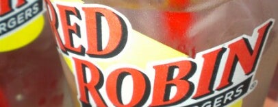 Red Robin Gourmet Burgers and Brews is one of Tempat yang Disukai Ryan.