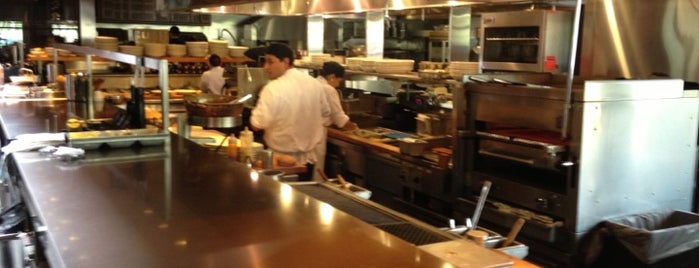 Houston's Restaurant is one of Locais salvos de Jana.