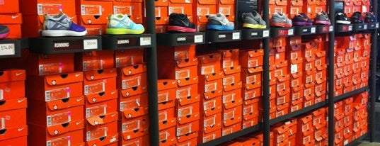 Nike Factory Store is one of Lieux qui ont plu à Manny.