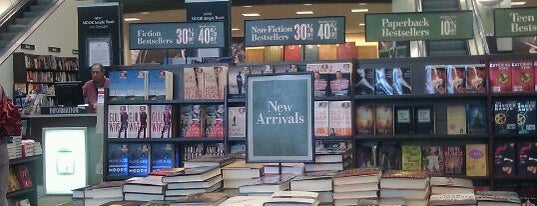 Barnes & Noble is one of Tempat yang Disukai Kristopher.