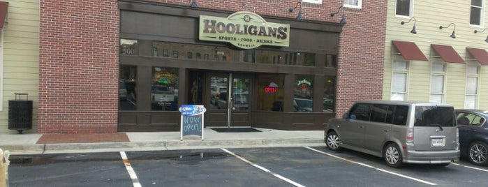 Hooligans Sports Food Drinks is one of Tempat yang Disukai Holly.