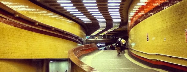 MBTA Harvard Station is one of Tempat yang Disukai Andrew.