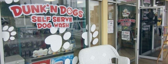 Dunk'n Dogs Dogwash and Professional Grooming is one of Petshop/Clínica Veterinária.