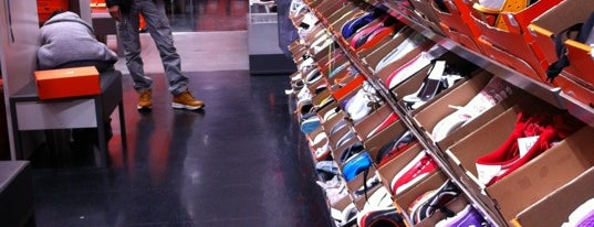 Nike Factory Store is one of Orte, die papecco1126 gefallen.