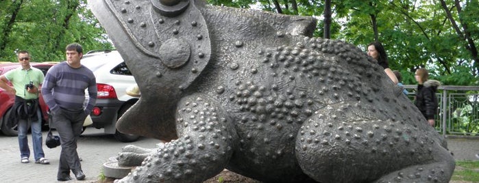 Бронзова жаба-скарбничка is one of Необычные киевские памятники.
