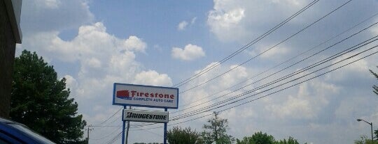 Firestone Complete Auto Care is one of สถานที่ที่ Chester ถูกใจ.