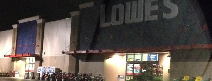 Lowe's is one of Lugares favoritos de Brett.
