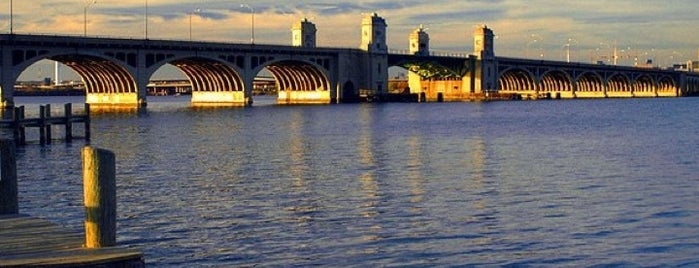 Vietnam Veterans Memorial Bridge is one of Tempat yang Disukai Jonathan.