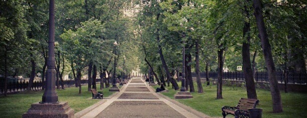 Яузский бульвар is one of Orte, die Cath gefallen.
