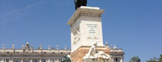 Estatua de Wifredo el Velloso is one of Locais curtidos por Vassilis.