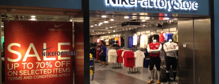 Nike Factory Store is one of Locais curtidos por David.