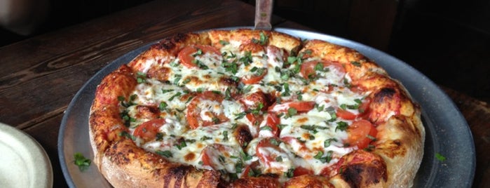 Crozet Pizza is one of Lugares favoritos de Ryan.