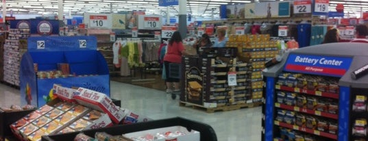 Walmart Supercenter is one of Locais curtidos por Eve.