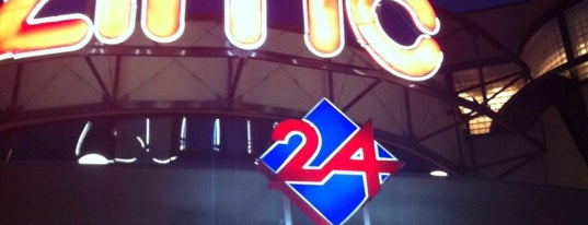 AMC Disney Springs 24 with Dine-in Theatres is one of Lugares favoritos de Luis Javier.