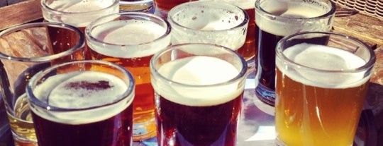 Half Moon Bay Brewing Company is one of bars.