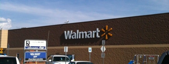 Walmart Supercenter is one of Lisaさんのお気に入りスポット.