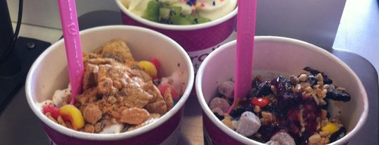 FroYo Culture is one of Brandonさんのお気に入りスポット.