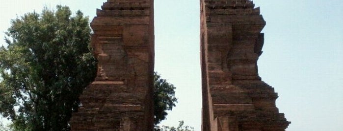 Candi Wringin Lawang is one of Obyek Wisata Jawa Timur SELAIN Malang Surabaya.