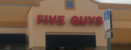 Five Guys is one of Tempat yang Disukai Jennifer.