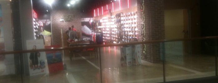 New Balance is one of Lieux qui ont plu à byberketurkmen.