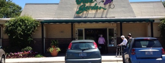 Olive Garden is one of สถานที่ที่ Jameson ถูกใจ.
