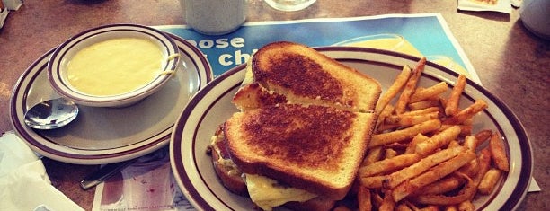 Denny's is one of Locais curtidos por Lisa.