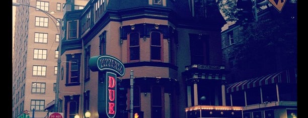 Uno Pizzeria & Grill - Chicago is one of สถานที่ที่ Erin ถูกใจ.