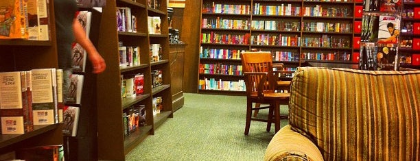 Barnes & Noble is one of Tempat yang Disukai Mo.
