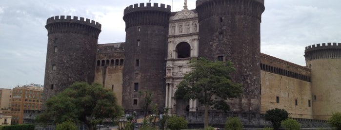 Castel Nuovo (Maschio Angioino) is one of Gespeicherte Orte von Mabel.
