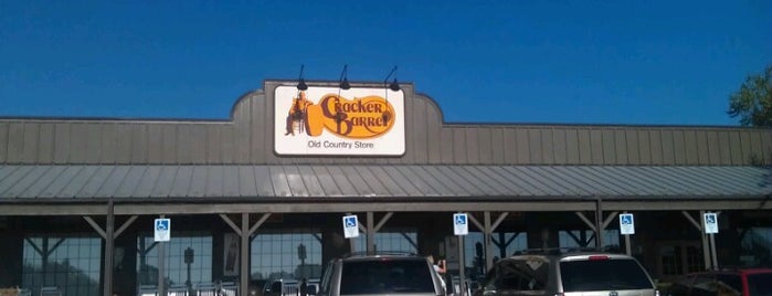 Cracker Barrel Old Country Store is one of Tempat yang Disukai Rick.