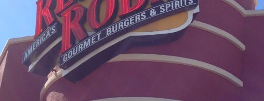 Red Robin Gourmet Burgers and Brews is one of Tempat yang Disukai Denette.