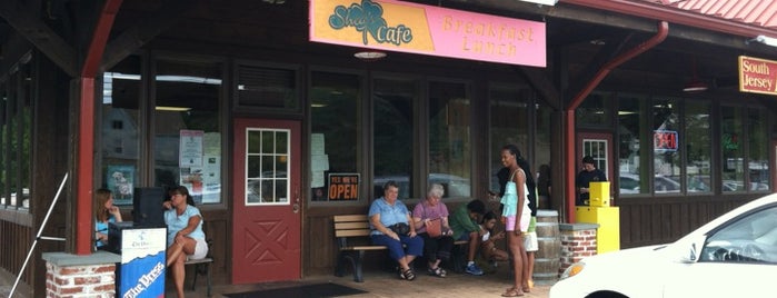Shea's Cafe is one of Tempat yang Disimpan Meg.
