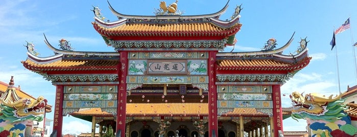 Taoist Temple (San Ching Tian) is one of Miri Tour Guide 😛.