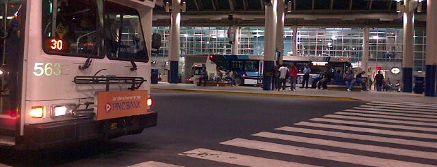 Charlotte Transportation Center (CTC) - Bus Terminal is one of Locais curtidos por Tom.
