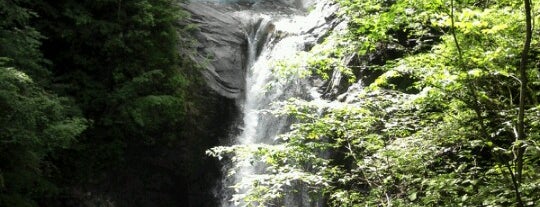 七ッ釜五段の滝 is one of 日本の滝百選.