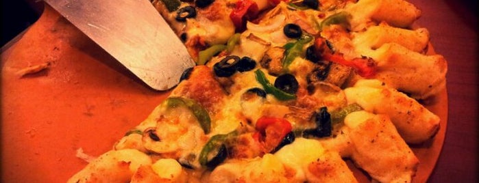 Pizza Hut is one of Locais curtidos por Srinivas.