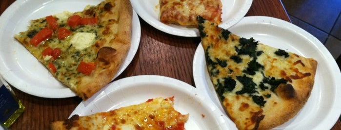 Luigi's Pizza Fresca is one of Posti che sono piaciuti a Betsy.