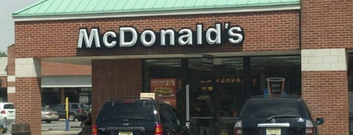 McDonald's is one of Tempat yang Disimpan Alessandra.