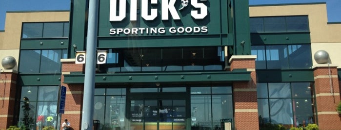 DICK'S Sporting Goods is one of Posti che sono piaciuti a Nadine.