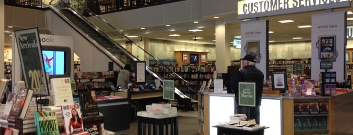 Barnes & Noble is one of Envy'in Beğendiği Mekanlar.