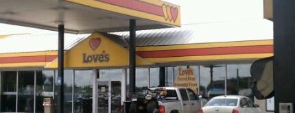 Love's Travel Stop is one of Orte, die Meredith gefallen.