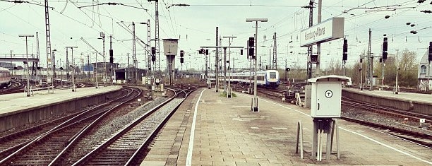 Bahnhof Hamburg-Altona is one of Orte, die Nico gefallen.
