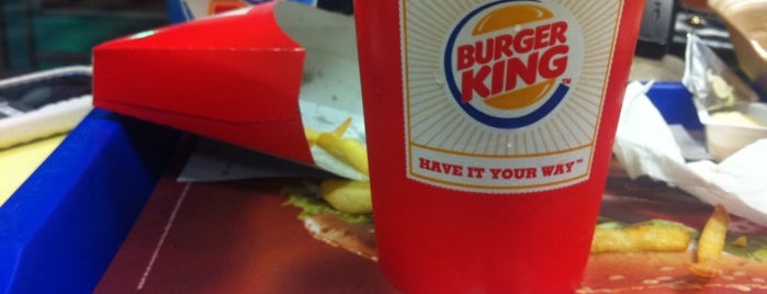 Burger King is one of สถานที่ที่ Müge ถูกใจ.