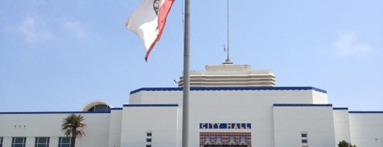 Santa Monica City Hall is one of Lugares guardados de Darlene.