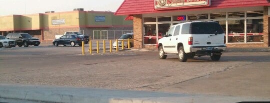 Shipley's DoNuts is one of Lugares favoritos de Mike.